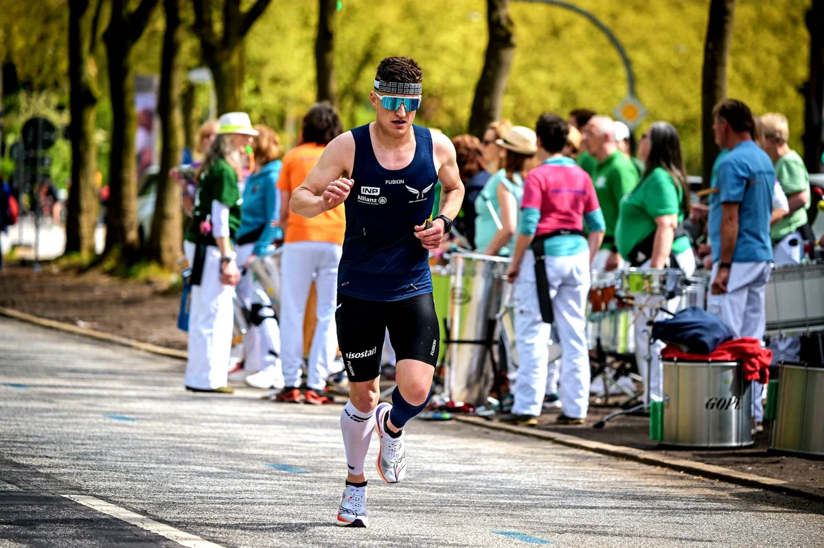 Jan Höing fokussiert im kraftvollen Lauftraining